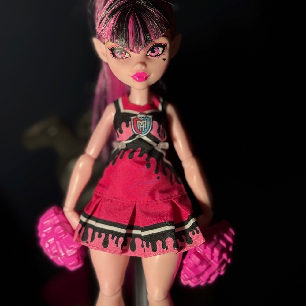 Monster High 1- draculaura Doll with Pink Outfit and Pom Poms Accessories